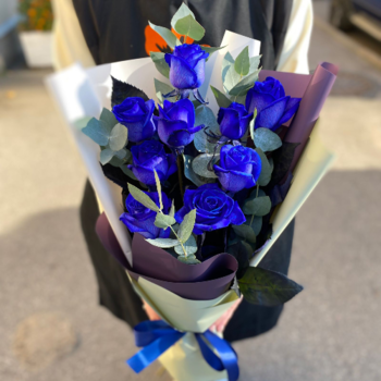 Фотография Букет из 9 синих роз с эвкалиптом 
