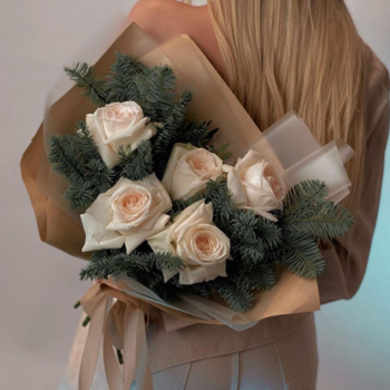 Фотография Букет из 5 белых роз Кендилайт с нобилисом 