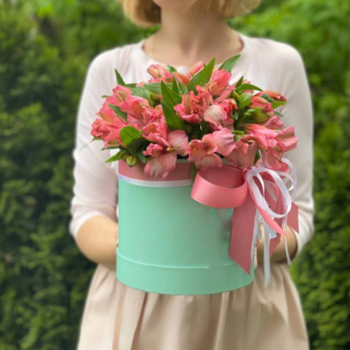 Фотография Шляпная коробка из 7 розовых альстромерий №2 