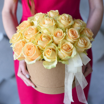 Фотография 25 персиковых роз в шляпной коробке №10 
