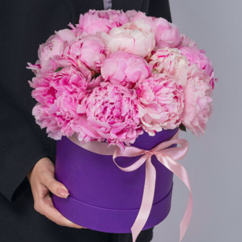 Фотография 15 розовых пионов в шляпной коробке 