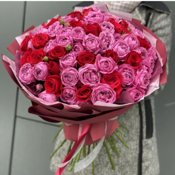 Фотография Букет из пионовидных и красных роз "Малиновый сорбет" 