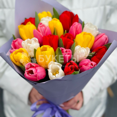 Букет из 25 ярких тюльпанов