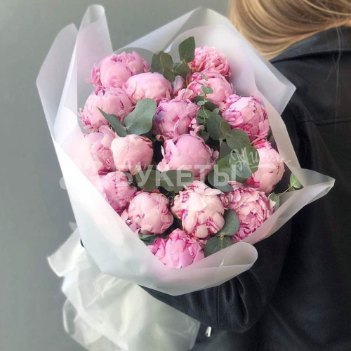Букет из 15 розовых пионов с эвкалиптом