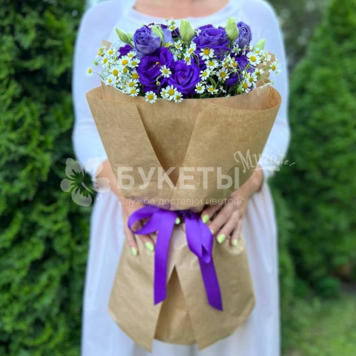 Букет из фиолетовых эустом и ромашки