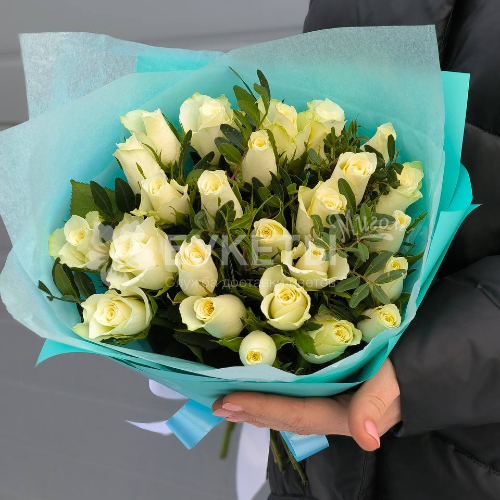 Букет из 19 белых роз "Кения" и фисташки