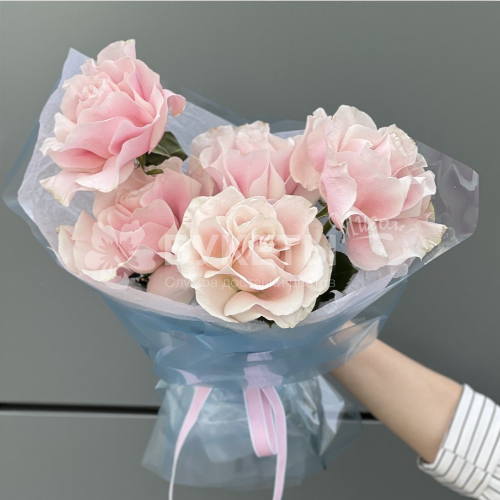 Букет из нежных розовых французских роз "Розовые грёзы"