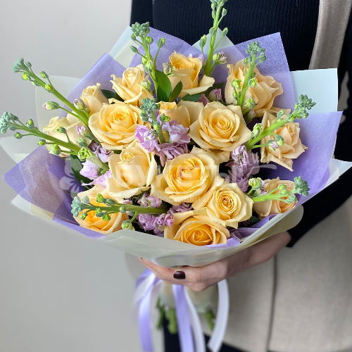 Букет из маттиолы и роз