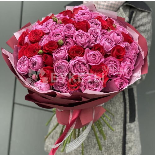 Букет из пионовидных и красных роз "Малиновый сорбет"