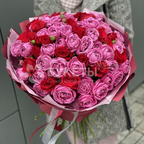 Букет из пионовидных и красных роз "Малиновый сорбет"