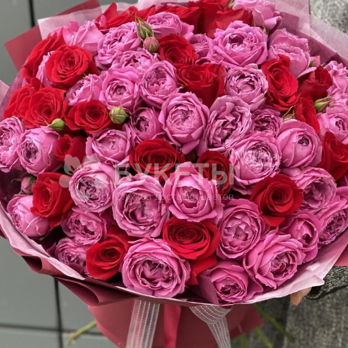 Букет из пионовидных и красных роз "Малиновый сорбет"