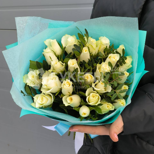 Букет из 19 белых роз "Кения" и фисташки