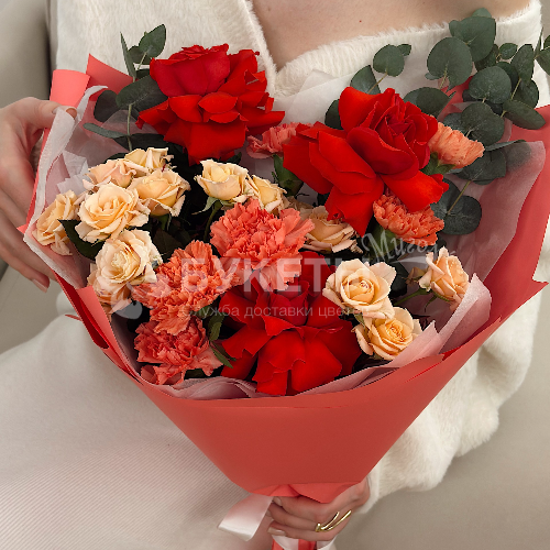Роскошный букет с алыми розами для неё