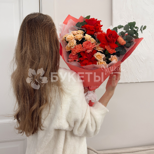 Роскошный букет с алыми розами для неё