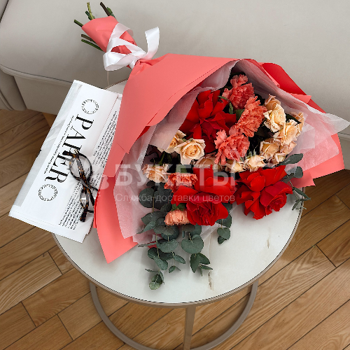 Роскошный букет с алыми розами для неё