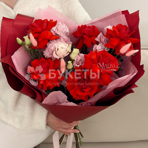 Букет из эустом и роз "Красавица"