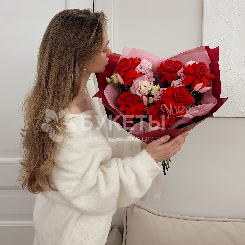 Букет из эустом и роз "Красавица"