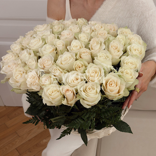 Корзина из 51 белой розы "Мелодия Сиены"
