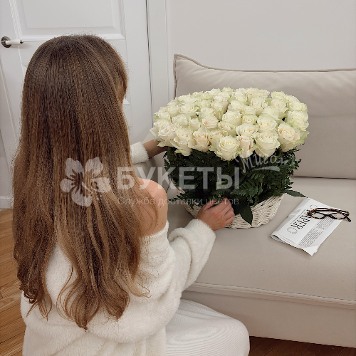 Корзина из 51 белой розы "Мелодия Сиены"