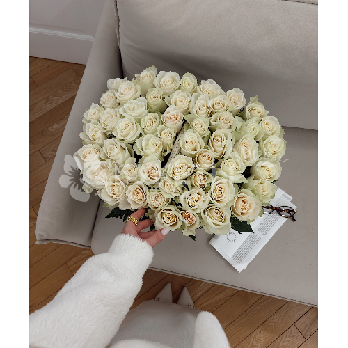 Корзина из 51 белой розы "Мелодия Сиены"