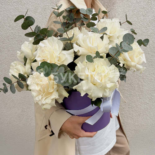 Белые французские розы с эвкалиптом в шляпной коробке