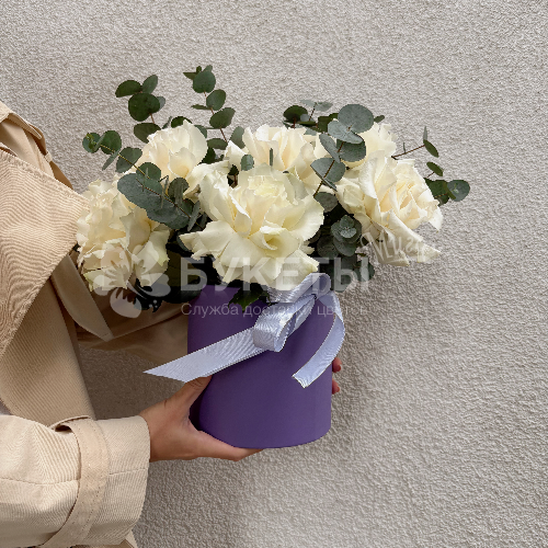 Белые французские розы с эвкалиптом в шляпной коробке