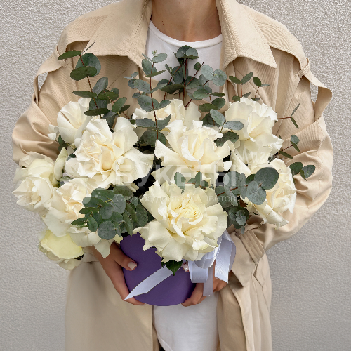 Белые французские розы с эвкалиптом в шляпной коробке