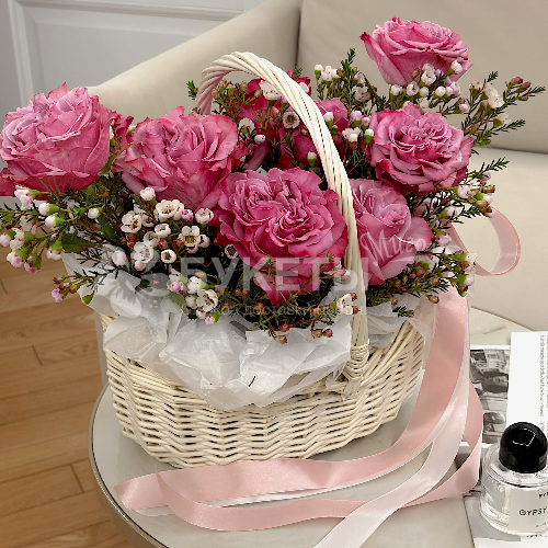 Эксклюзивные розы Кантри Блю в корзине