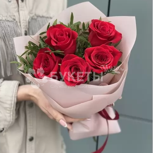 Букет из 5 красных роз (Эквадор) и фисташки