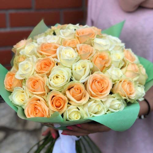 Букет из 51 персиковой и белой розы
