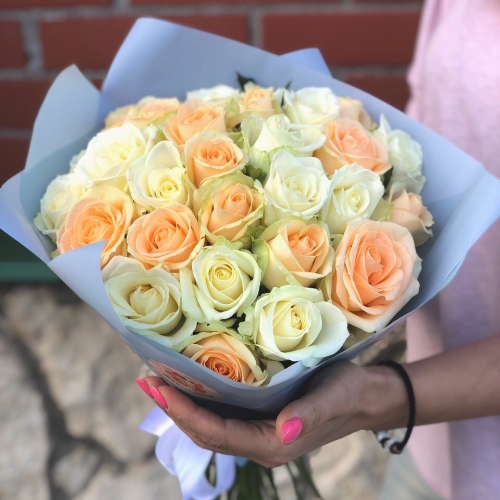 Букет из 25 персиковых и белых роз