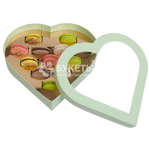 Пирожные макаронс в зеленой коробке-сердце