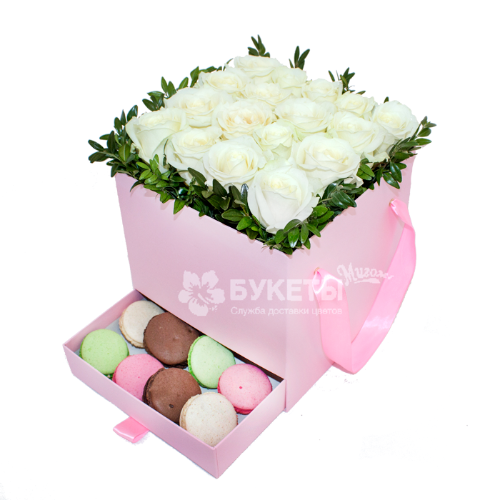 17 белых роз в розовой коробке шкатулке