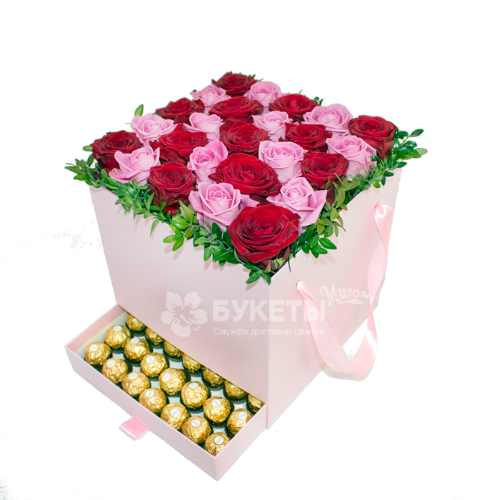 25 красно-розовых роз в розовой коробке шкатулке