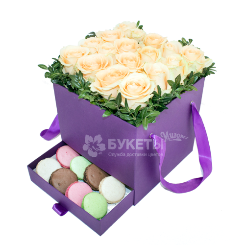 17 персиковых роз в фиолетовой коробке шкатулке