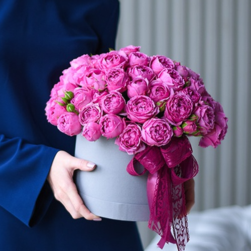 Фотография 25 розовых пионовидных роз в шляпной коробке №24 