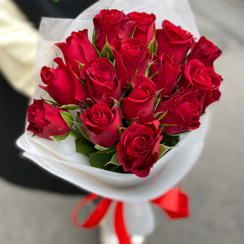 Фотография Букет из 15 красных роз "Мадам Ред" 