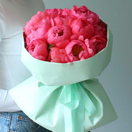 Букет из 15 коралловых пионов