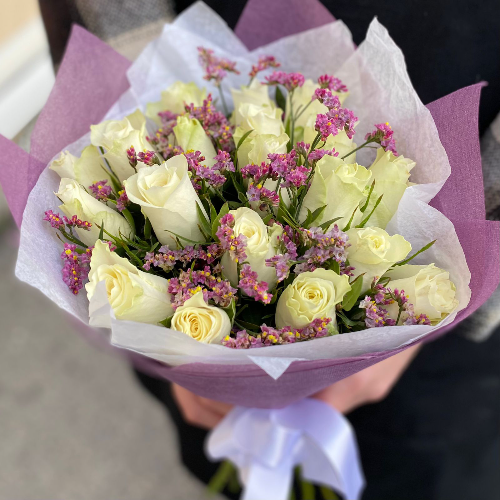 Букет из белых роз и лимониума
