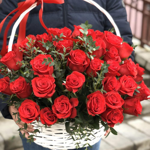 Корзина из 49 красных эквадорских роз "Фридом"