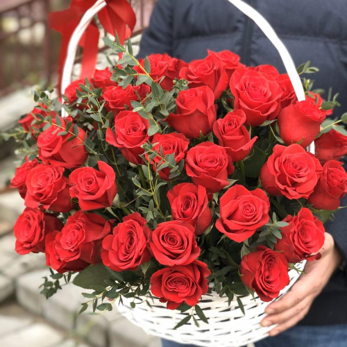 Корзина из 49 красных эквадорских роз "Фридом"