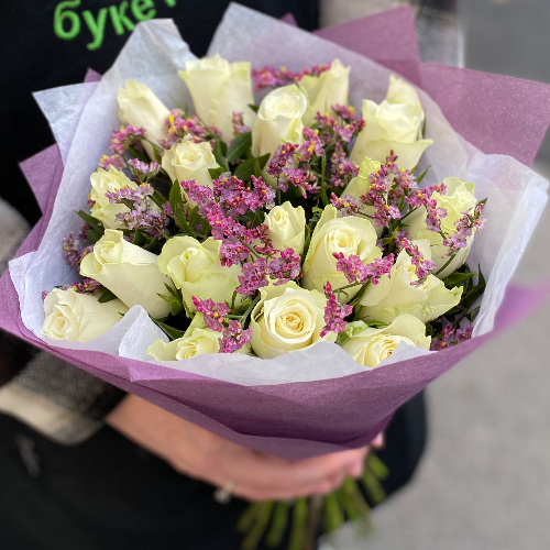Букет из белых роз и лимониума