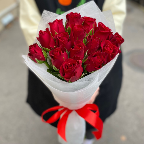 Букет из 15 красных роз "Мадам Ред"