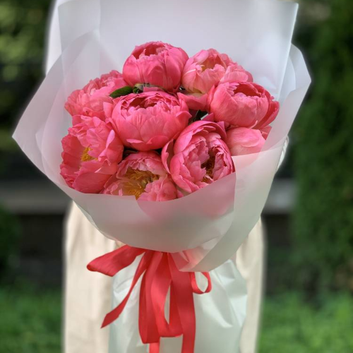 Букет из 9 коралловых пионов