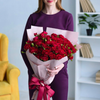 Фотография Букет из 19 красных кустовых высоких роз 