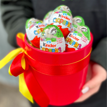 Фотография 7 kinder сюрпризов в красной шляпной коробке 