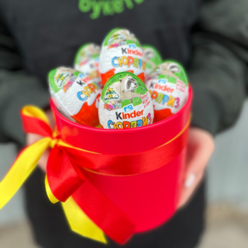Фотография 7 kinder сюрпризов в красной шляпной коробке 