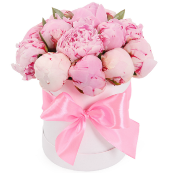 Фотография 15 розовых пионов в белой шляпной коробке 