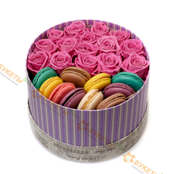 Фотография Розовые розы и макаронс в лавандовой коробке 