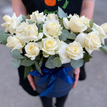 Фотография 19 белых роз с эвкалиптом в шляпной коробке 
